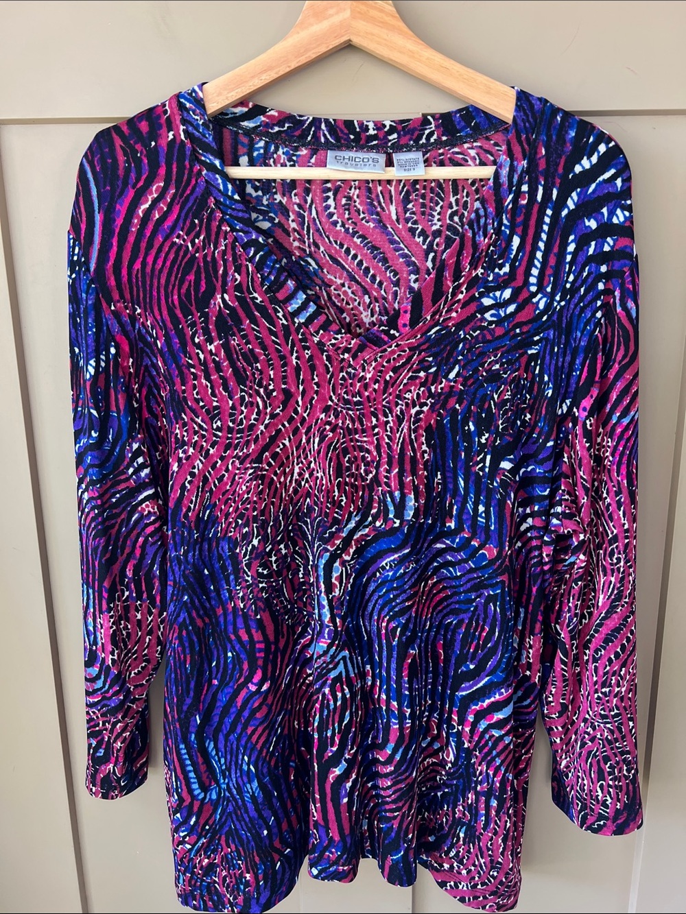 Chico’s Travelers XL V Neck Slinky Knit Paisley Geo Magenta Blue 3/4 Sleeve Top